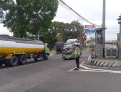 Satuan Lalu – lintas Polsek Tomo Rutin laksanakan Penjagaan dan Pengaturan Lalin.
