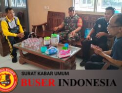 Menyongsong HUT RI, Babinsa Babinsa Koramil 404-02/Prabumulih Warga Kibarkan Bendera Merah Putih