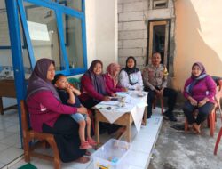 Bhabinkamtibmas Desa Boros Sambangi Warga Desa Binaanya
