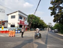 Panit Lantas Polsek Tomo Laksanakan Pengaturan Lalin Antisipasi Kemacetan dan Laka Lantas.