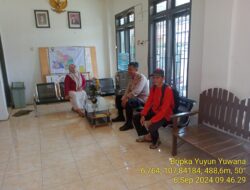 Aiptu Nana Sujana bersama Bripka Yuyun Yuwana melaksanakan sambang/silatrahmi kamtibmas ke warga masyarakat