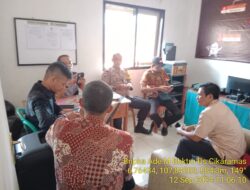Bripka Ade Mulyana Bhabinkamtibmas Desa Cikaramas Melaksanakan Sambang di Kantor PPS Desa Cikaramas, Kecamatan Tanjungmedar