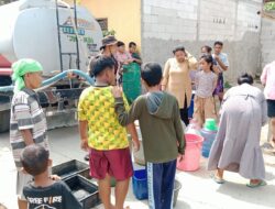 Pasca Kekeringan, Satnarkoba Polres Metro Bekasi Berikan Pendistribusian Air Bersih Pada Warga Sukawangi