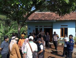 Bripka Agung Laksanakan Kegiatan Jumat Bersih di Wilayah Desa Girimukti