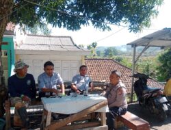 Kanit Binmas / Bhabinkamtibmas Sambangi Warga Desa Cipanas