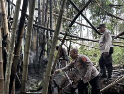 Kapolsek Tanjungkerta Bersama Warga Berusaha Memadamkan Api