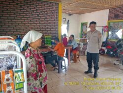 Aiptu Nana Sujana bersama Bripka Yuyun Yuwana melaksanakan sambang/silatrahmi kamtibmas ke warga masyarakat
