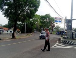 Satuan Lalu – lintas Polsek Tomo Rutin laksanakan Penjagaan dan Pengaturan Lalin.
