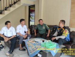 Untuk menjaga Sinergitas TNI/POLRI, Bhabinkamtibmas bersama Babinsa melaksnakan sambang/silaturahmi Kamtibmas