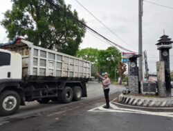 Panit Lantas Polsek Tomo Laksanakan Pengaturan Lalin Antisipasi Kemacetan dan Laka Lantas.