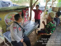 Aipda Tata Sasmita bersama Bripka Agus Sukmana melaksanakan sambang/silatrahmi kamtibmas ke warga masyarakat