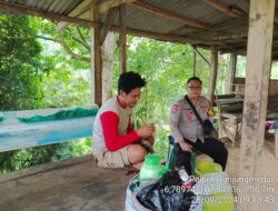 Aipda Tata Sasmita bersama Bripka Agus Sukmana Laksanakan Sambang Kamtibmas dan Dumas Keliling di Tanjungmedar dalam Rangka BEYOND TRUST PRESISI