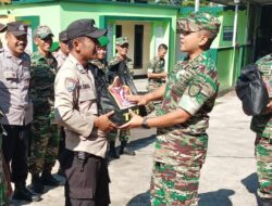Jum’at berkah, TNI berbagi, Dandim 0610/Sumedang Titipkan Bingkisan HUT TNI untuk Warga.