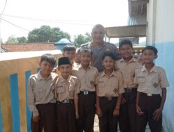 Kapolsek Tanjungmedar Iptu Gungun Wagiman melaksanakan sambang/silatrahmi kamtibmas ke SDN Negeri Cisempak