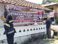 Kapolsek Tanjungmedar Pasang spanduk/Baligo pilkada aman dan damai Jelang Pilkada 2024 di wilayah Hukum Kecamatan Tanjungmedar