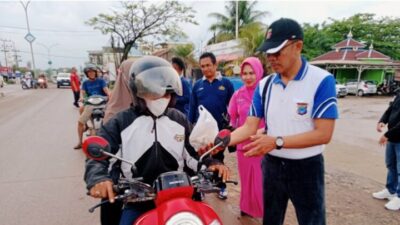 Polsek Satui Polres Tanbu Terus Berbagi Makan Gratis jumat Berkah