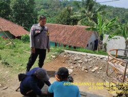 Bripka Dani Santika sambangi warga masyarakat serta dumas keliling dalam rangka BEYOND TRUST PRESISI di wilayah Kec. Tanjungmedar