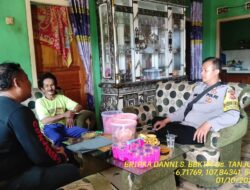 Aipda Vera Kusnandar bersama Bripka Dani Santika sambangi warga masyarakat