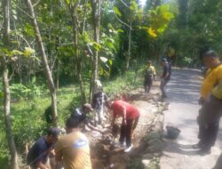 Kapolsek Tanjungkerta Gelar Gotong Royong Perbaikan Saluran Irigasi