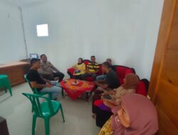 Bhabinkamtibmas Desa Boros Sambangi Warga Desa Binaanya
