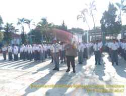 Bhabinkamtibmas Desa Mekarjaya Bripka Fariz Fahsta S.Sos Menjadi Pembina Upacara di SMK KORPRI Sumedang dalam rangka Antisipasi kenakalan remaja
