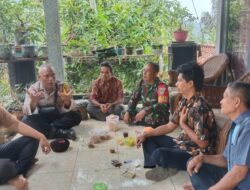 Sinergitas TNI – Polri, Dalam Kegiatan Sambang ke warga Desa Gunturmekar Kec. Tanjungkerta