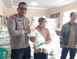 Bripka Herman Sulaeman Monitoring Penyaluran Bantuan Pangan Cadangan Beras Pemerintah (CBP) Tahap IX dan X Bulan September/Oktober Tahun 2024  di Aula Desa Kebonjat