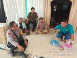 Aipda Tata Sasmita bersama Bripka Agus Sukmana melaksanakan sambang/silatrahmi kamtibmas ke warga masyarakat