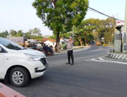 Panit Lantas Polsek Tomo Laksanakan Pengaturan Lalin Antisipasi Kemacetan dan Laka Lantas.