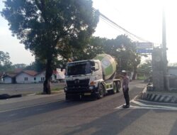 Satuan Lalu – lintas Polsek Tomo Rutin laksanakan Penjagaan dan Pengaturan Lalin.