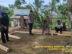 Bripka Dani Santika bersama Bripda Diwan sambangi warga masyarakat serta dumas keliling dalam rangka BEYOND TRUST PRESISI di wilayah Kec. Tanjungmedar