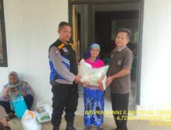 Bripka Dani Santika Monitoring Penyaluran Bantuan Pangan Cadangan Beras Pemerintah (CBP) Tahap III Bulan Oktober Tahun 2024 di Desa