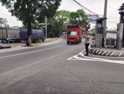 APanit Lantas Polsek Tomo Aipda Dian Kusdita Laksanakan Pengaturan Lalin Antisipasi Kemacetan dan Laka Lantas.