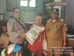 Bripka Agus Sukmana Monitoring Penyaluran Bantuan Pangan Cadangan Beras Pemerintah (CBP) Tahap III Bulan Oktober Tahun 2024 di Desa Sukamukti