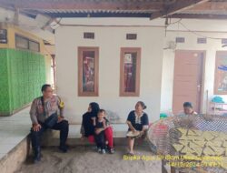 Aipda Tata Sasmita bersama Bripka Agus Sukmana melaksanakan sambang/silatrahmi kamtibmas ke warga masyarakat