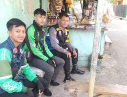 Aiptu Roni Tarki Laksanakan Sambang dan Silaturahmi Kamtibmas Dalam Rangka Pelaksanaan Beyond Trust Presisi Polri dengan pengemudi Gojek/Grab