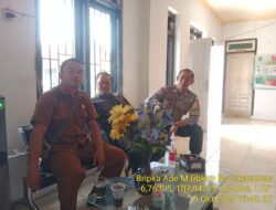 Bripka Ade Mulyana Bhabinkamtibmas Desa Cikaramas Tanjungmedar Polres Sumedang melaksanakan sambang/silatrahmi kamtibmas ke aparatur Desa Cikaramas
