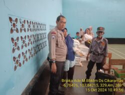 Bripka Ade Mulyana Monitoring Penyaluran Bantuan Pangan Cadangan Beras Pemerintah (CBP) Tahap III Bulan Oktober Tahun 2024 di Desa Cikaramas Kec. Tanjungmedar Kab. Sumedang
