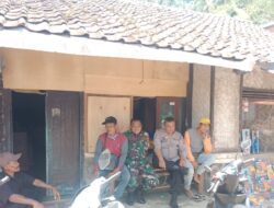 Sinergitas TNI – Polri, Dalam Kegiatan Sambang ke warga Desa cipanas Kec. Tanjungkerta