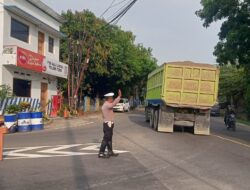 Personel Lalu – lintas Polsek Tomo Laksanakan Penjagaan dan Pengaturan Lalin dipertigaan Cijelag.