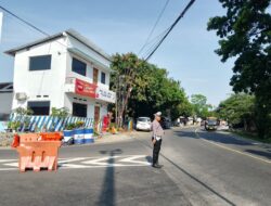 Panit Lantas Polsek Tomo Aipda Dian Kusdita Laksanakan Pengaturan Lalin Antisipasi Kemacetan dan Laka Lantas