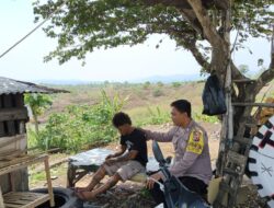 Bripka Novan P. Bhabinkamtibmas Desa Marongge Silaturahmi dengan Warga Binaan Berikan Pesan-pesan Kamtibmas.