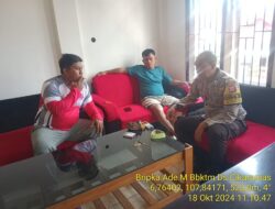 Bripka Ade Mulyana Bhabinkamtibmas Desa Cikaramas Tanjungmedar Polres Sumedang melaksanakan sambang/silatrahmi kamtibmas ke aparatur Desa Cikaramas