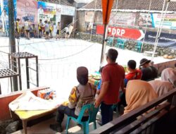 Bhabinkamtibmas Desa Jatihurip Brigadir Riri Tri Pratama Monitoring Pertandingan Kejuaraan Bola Volly