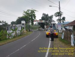 Anggota Polsek Tanjungmedar melaksanakan Kegiatan Pengamanan Penyekatan Pelantikan Presiden dan Wakil Presiden di Perbatasan jalan Raya Sumedang Subang