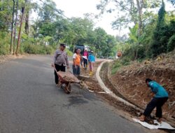 Kanit Binmas Polsek Tanjungkerta Gelar Kerja Bakti Pengecoran Bahu Jalan Bersama Masyarakat Desa Awilega