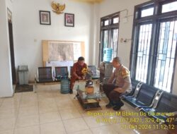 Bripka Ade Mulyana Bhabinkamtibmas Desa Cikaramas Tanjungmedar Polres Sumedang melaksanakan sambang/silatrahmi kamtibmas ke aparatur Desa Cikaramas