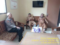 Kapolsek Tanjungmedar Ipyu Gungun Wagiman dengan Sekcam dan Kades desa wargaluyu di mako Polsek Tanjungmedar Polres Sumedang