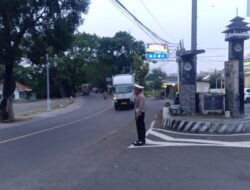 Satuanl Lalu – lintas Polsek Tomo Laksanakan Penjagaan dan Pengaturan Lalin dipertigaan Cijelag