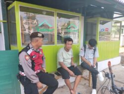 Personel Samapta Polsek Tomo Tingkatkan Keamanan dan Kenyamanan dengan Patroli Jalan Kaki.